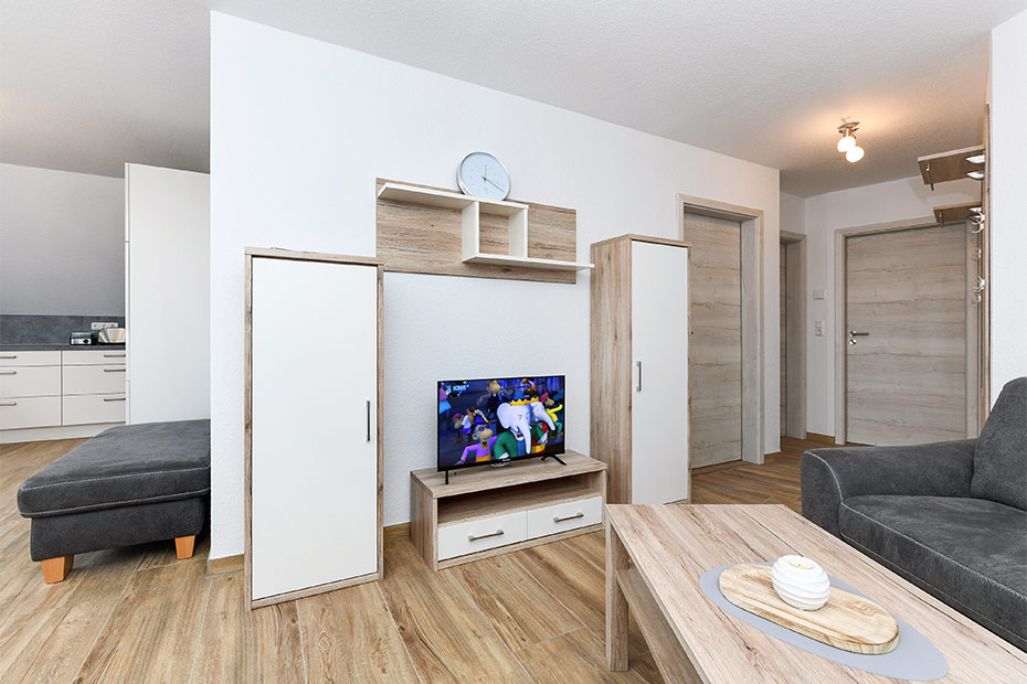 Ferienwohnung „Flut“ - Wohnzimmer mit integriertem Küchenbereich