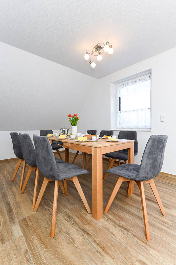 Ferienwohnung „Flut“ - Wohnzimmer mit integriertem Küchenbereich