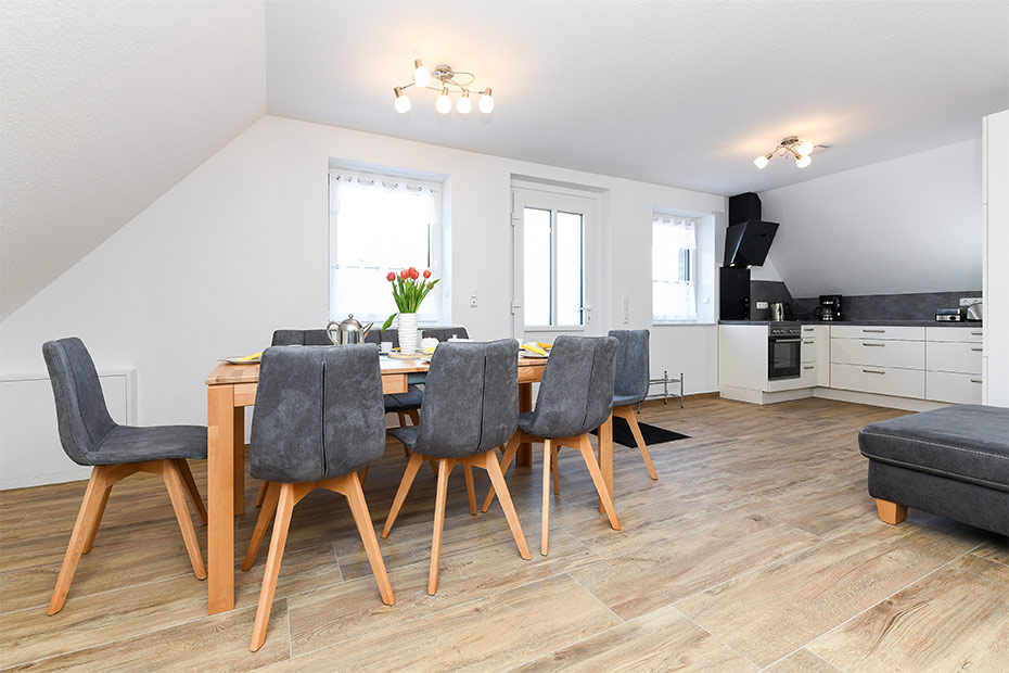 Ferienwohnung „Flut“ - Wohnzimmer mit integriertem Küchenbereich