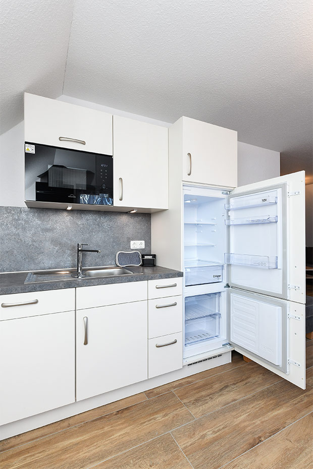 Ferienwohnung „Flut“ - Wohnzimmer mit integriertem Küchenbereich