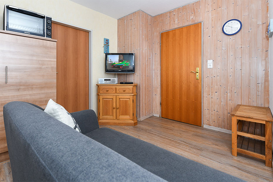 Ferienwohnung 1 - Wohnzimmer mit integriertem Küchenbereich