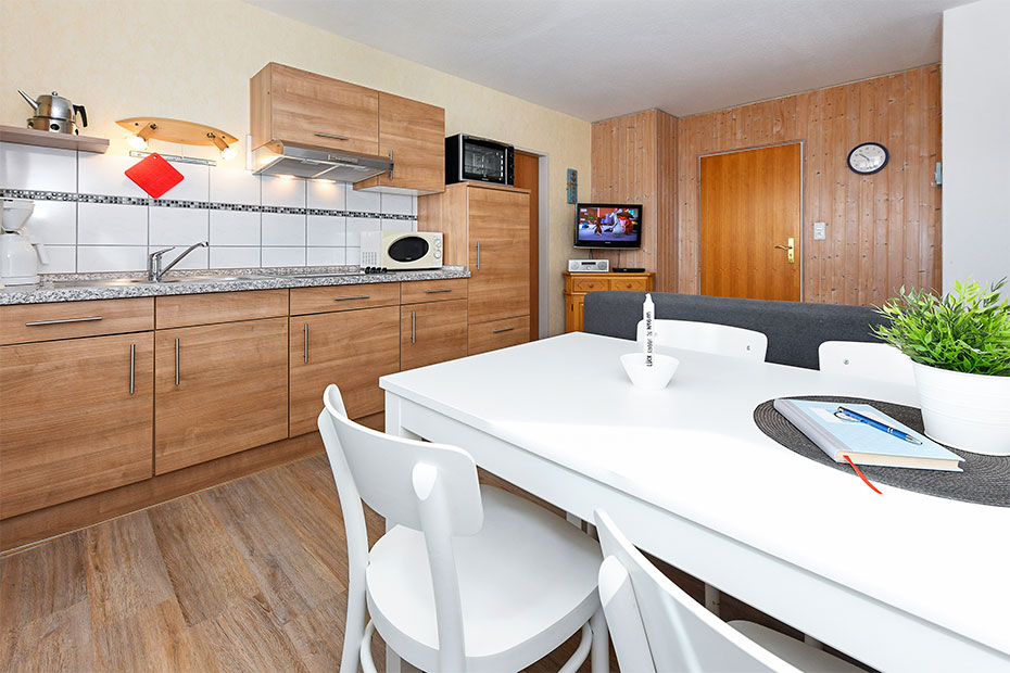 Ferienwohnung 1 - Wohnzimmer mit integriertem Küchenbereich