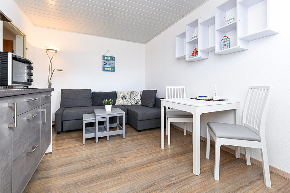 Ferienwohnung 2 - Wohnzimmer mit integriertem Küchenbereich