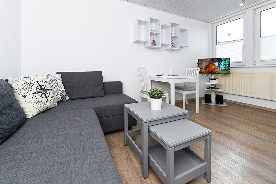 Ferienwohnung 2 - Wohnzimmer mit integriertem Küchenbereich