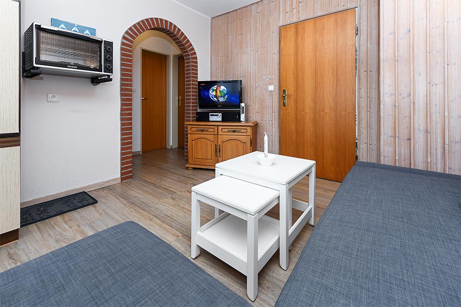 Ferienwohnung 3 - Wohnzimmer mit integriertem Küchenbereich