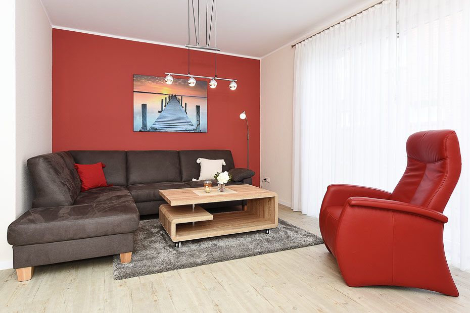 Ferienhaus „Antares“ - Wohnzimmer mit integriertem Küchenbereich