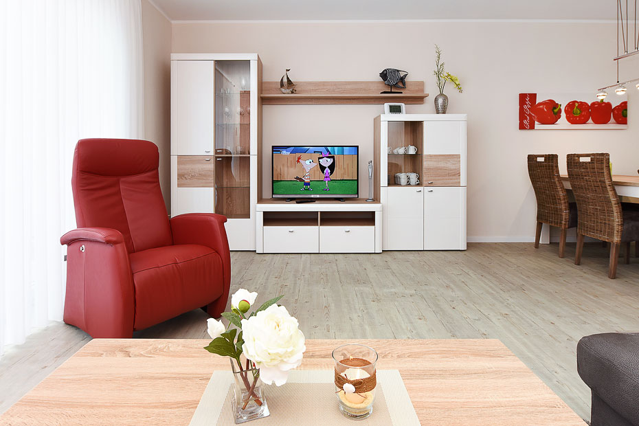 Ferienhaus „Antares“ - Wohnzimmer mit integriertem Küchenbereich