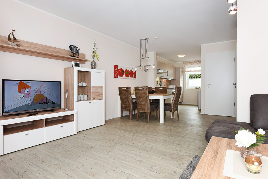 Ferienhaus „Antares“ - Wohnzimmer mit integriertem Küchenbereich