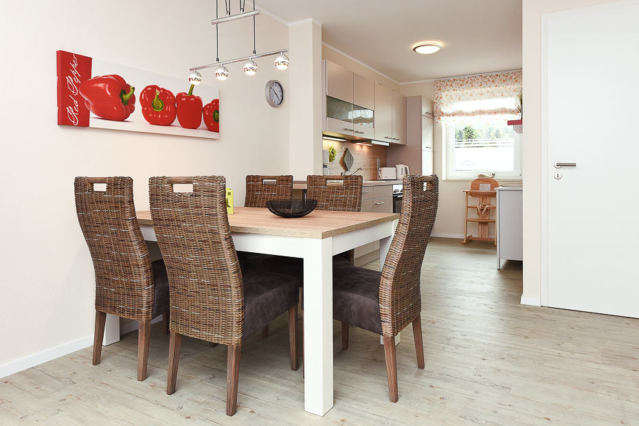 Ferienhaus „Antares“ - Wohnzimmer mit integriertem Küchenbereich