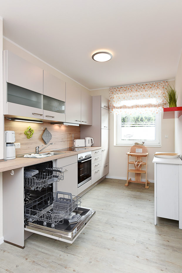 Ferienhaus „Antares“ - Wohnzimmer mit integriertem Küchenbereich