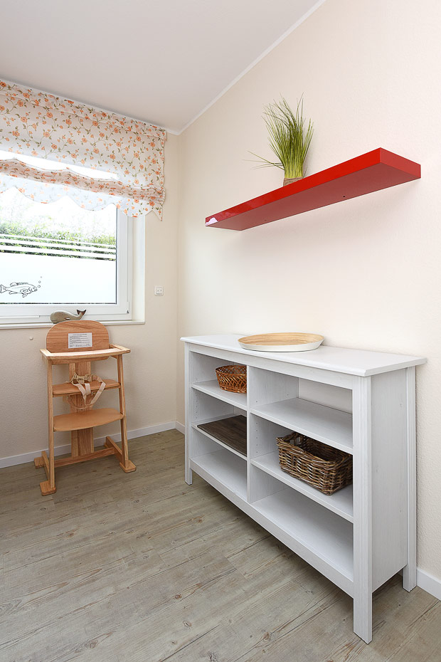 Ferienhaus „Antares“ - Wohnzimmer mit integriertem Küchenbereich