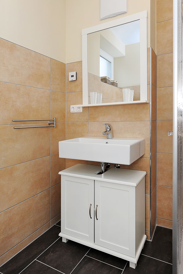 Ferienhaus „Haus Gezeiten“ - Badezimmer im Erdgeschoss