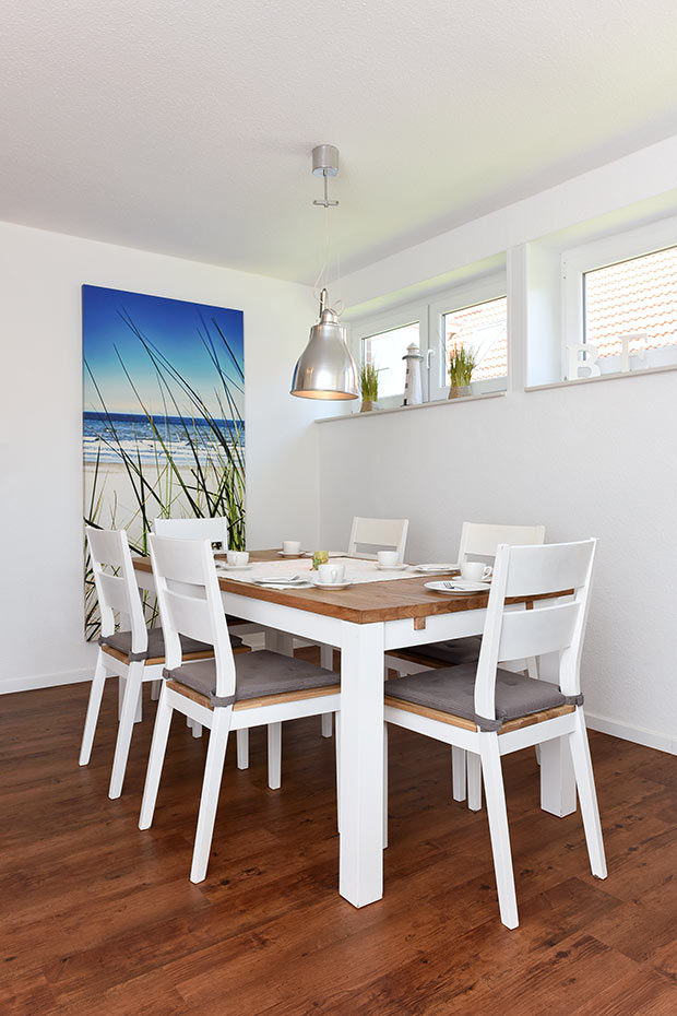 Ferienhaus „Haus Gezeiten“ - Wohnzimmer mit integriertem Küchenbereich