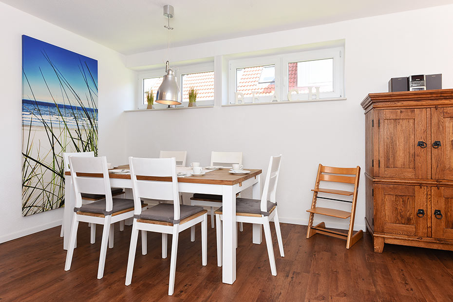 Ferienhaus „Haus Gezeiten“ - Wohnzimmer mit integriertem Küchenbereich