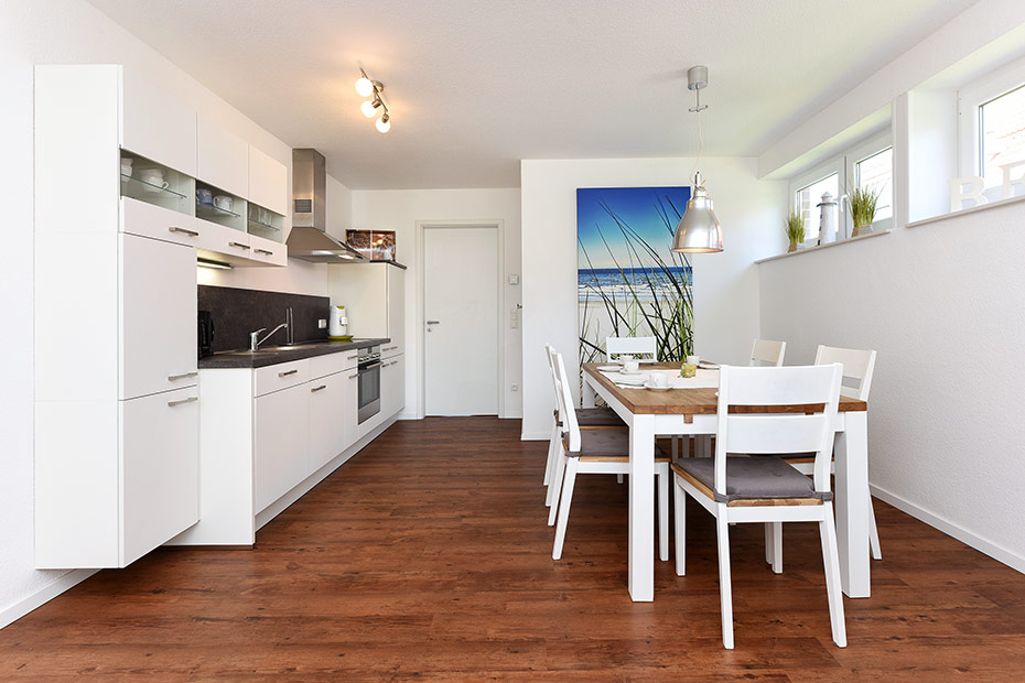 Ferienhaus „Haus Gezeiten“ - Wohnzimmer mit integriertem Küchenbereich