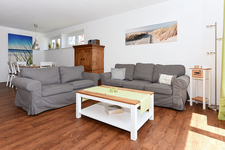 Ferienhaus „Haus Gezeiten“ - Wohnzimmer mit integriertem Küchenbereich