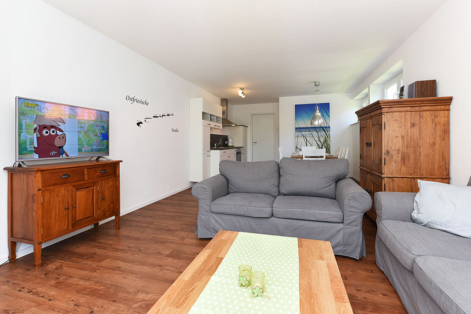 Ferienhaus „Haus Gezeiten“ - Wohnzimmer mit integriertem Küchenbereich