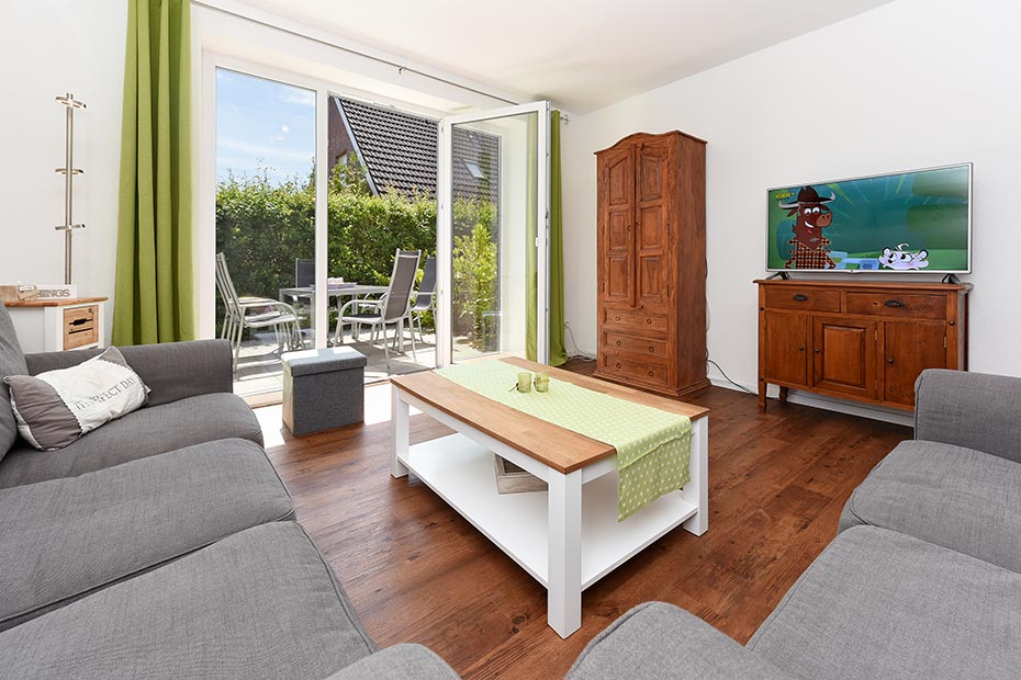 Ferienhaus „Haus Gezeiten“ - Wohnzimmer mit integriertem Küchenbereich