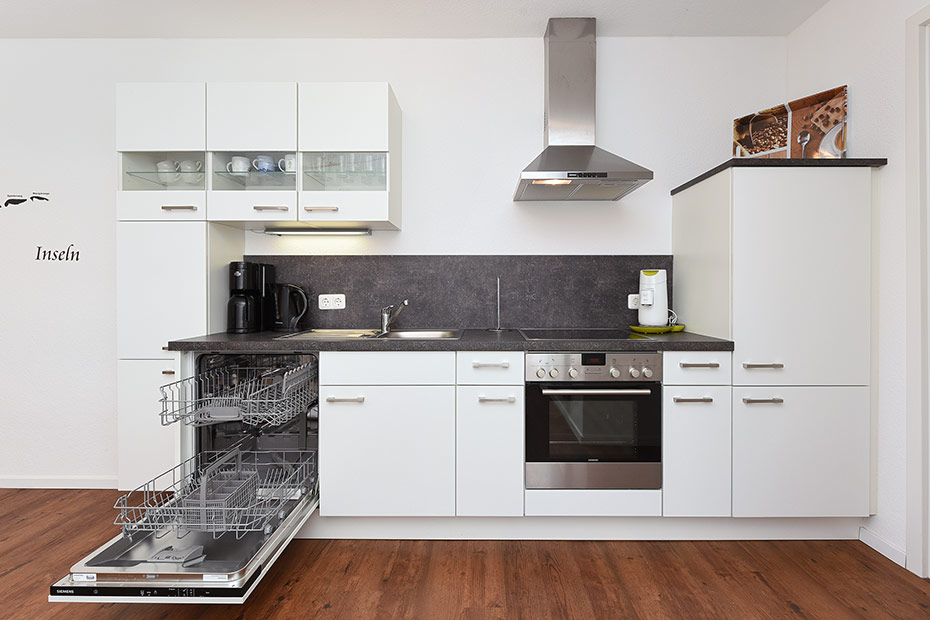 Ferienhaus „Haus Gezeiten“ - Wohnzimmer mit integriertem Küchenbereich