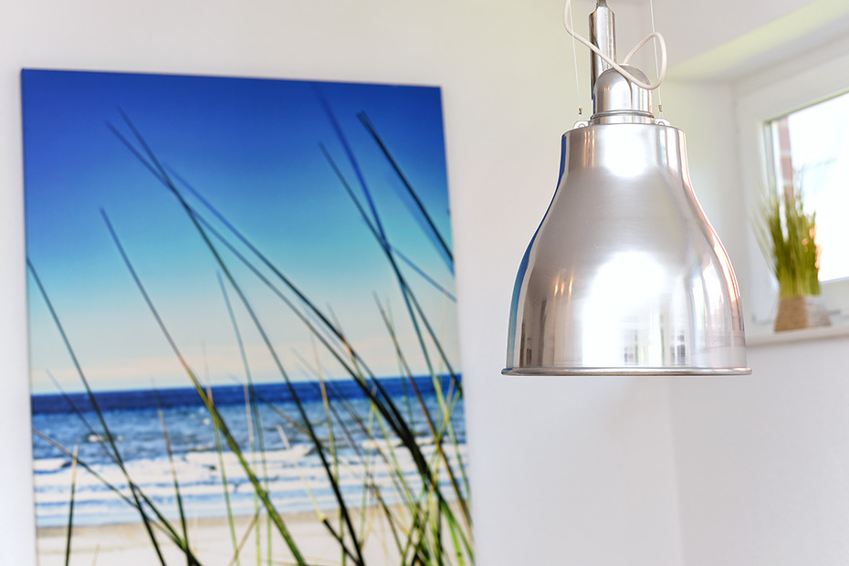 Ferienhaus „Haus Gezeiten“ - Wohnzimmer mit integriertem Küchenbereich