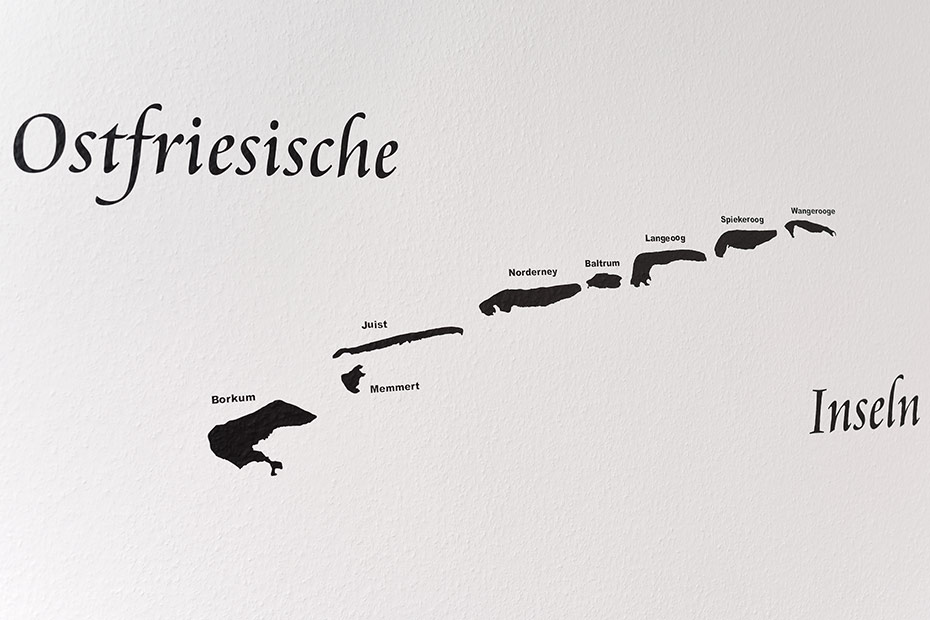 Ferienhaus „Haus Gezeiten“ - Wohnzimmer mit integriertem Küchenbereich