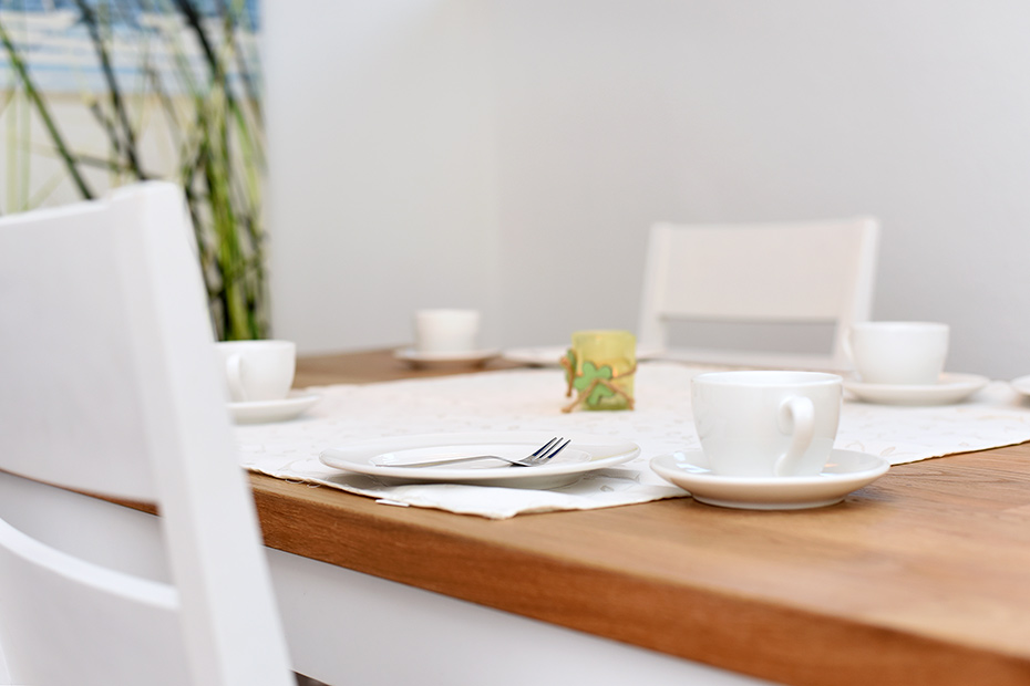 Ferienhaus „Haus Gezeiten“ - Wohnzimmer mit integriertem Küchenbereich