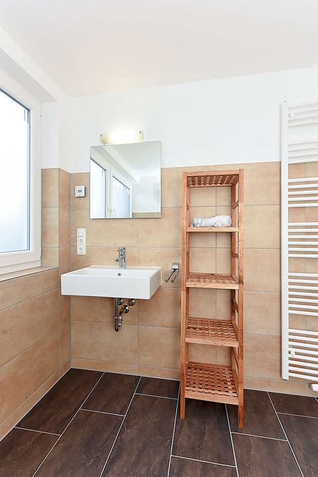 Ferienhaus „Lachmöwe“ - Badezimmer im Obergeschoss