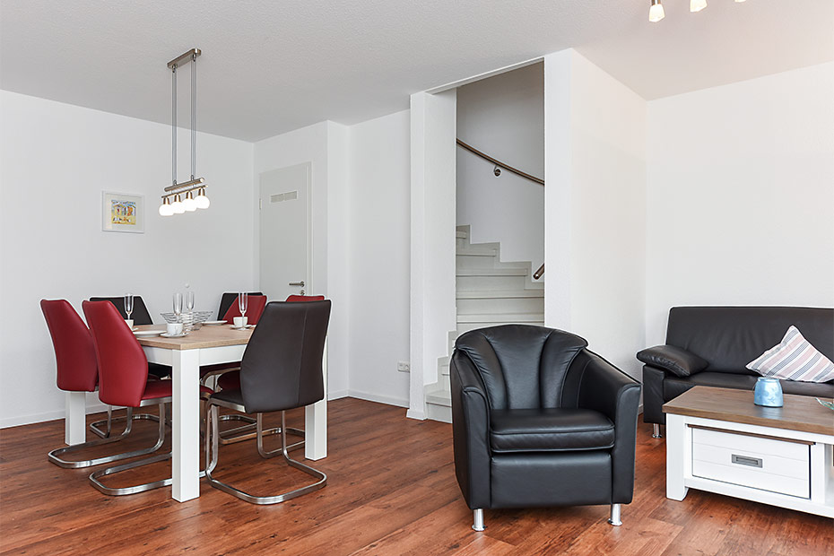 Ferienhaus „Lachmöwe“ - Wohnzimmer mit integriertem Küchenbereich