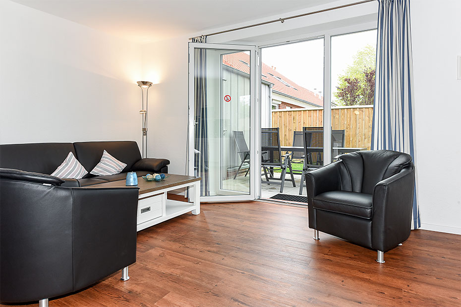 Ferienhaus „Lachmöwe“ - Wohnzimmer mit integriertem Küchenbereich