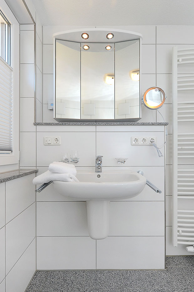 Ferienhaus „Niedertor“ - Badezimmer im Obergeschoss