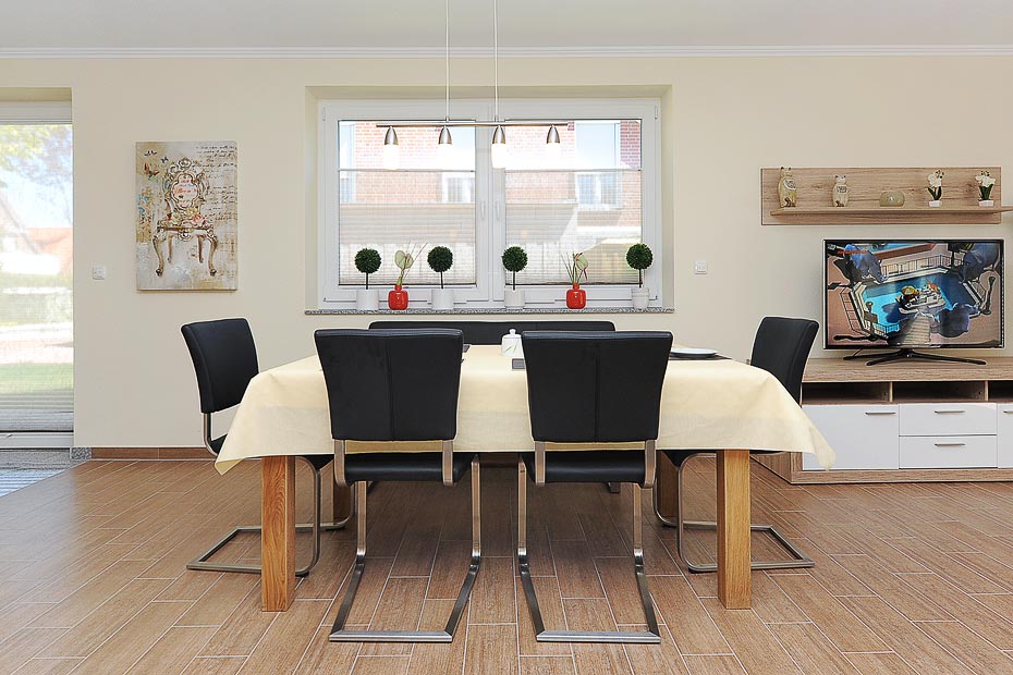 Ferienhaus „Niedertor“ - Wohnzimmer mit integriertem Küchenbereich