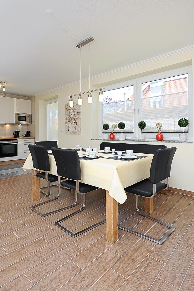 Ferienhaus „Niedertor“ - Wohnzimmer mit integriertem Küchenbereich