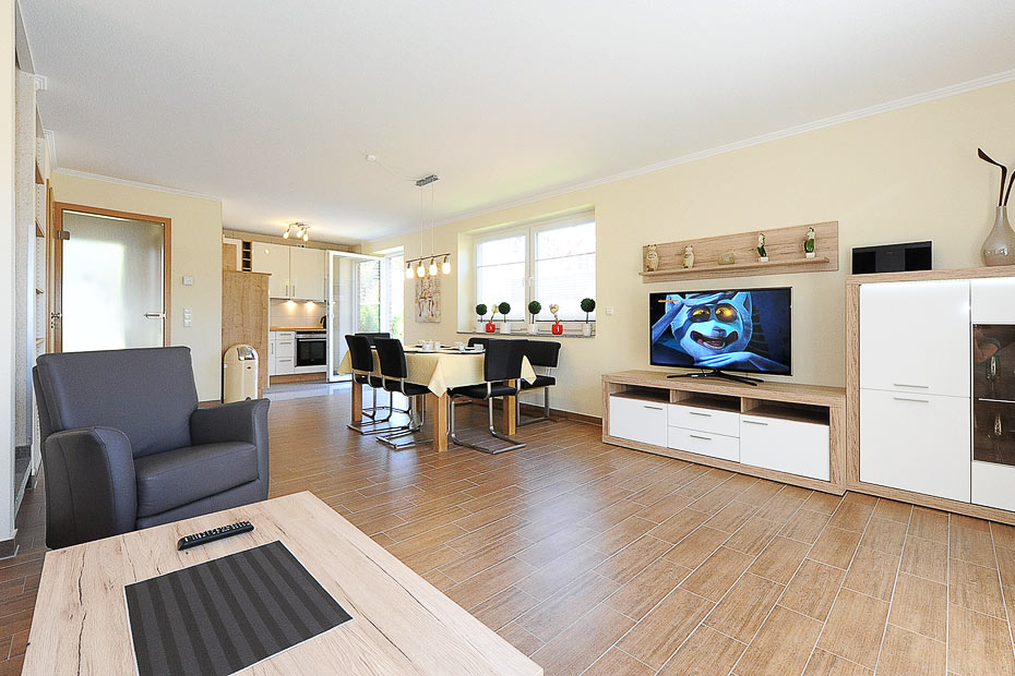 Ferienhaus „Niedertor“ - Wohnzimmer mit integriertem Küchenbereich