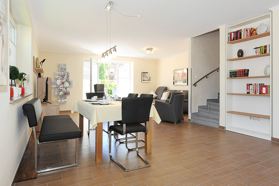 Ferienhaus „Niedertor“ - Wohnzimmer mit integriertem Küchenbereich