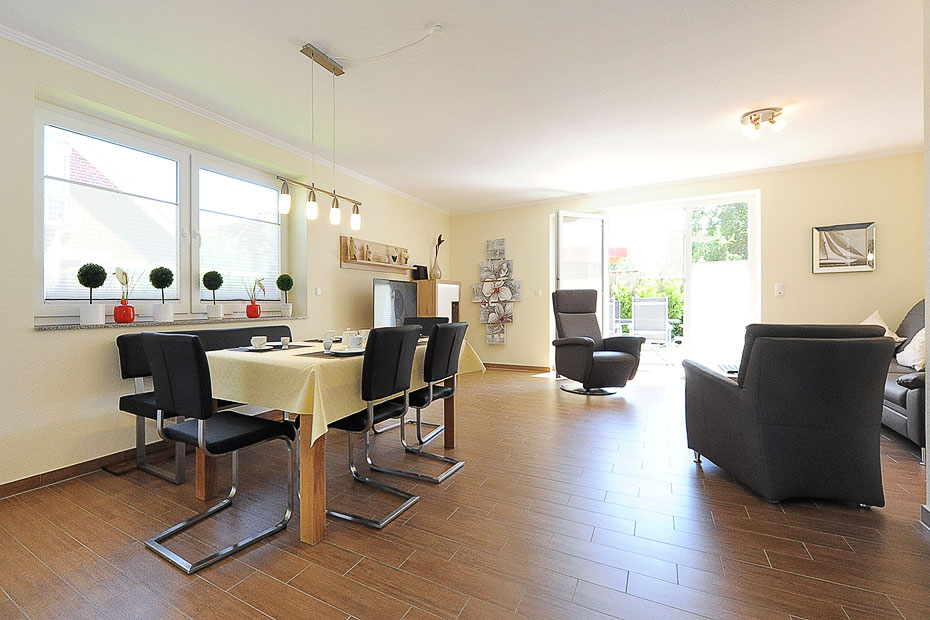 Ferienhaus „Niedertor“ - Wohnzimmer mit integriertem Küchenbereich