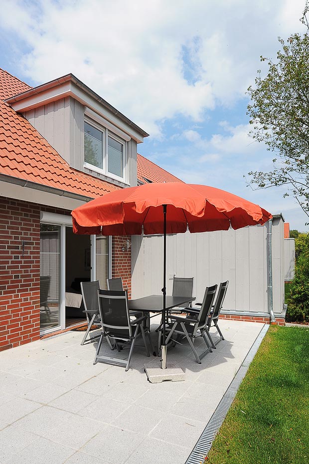 Ferienhaus „Rheintor“ - Außenansicht mit Terrasse