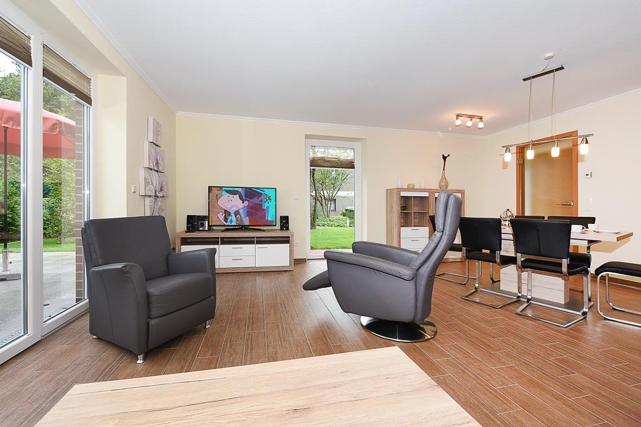 Ferienhaus „Rheintor“ - Wohnzimmer mit integriertem Küchenbereich