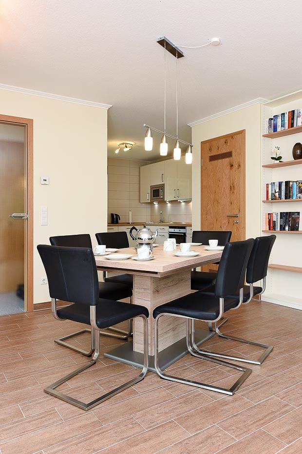 Ferienhaus „Rheintor“ - Wohnzimmer mit integriertem Küchenbereich