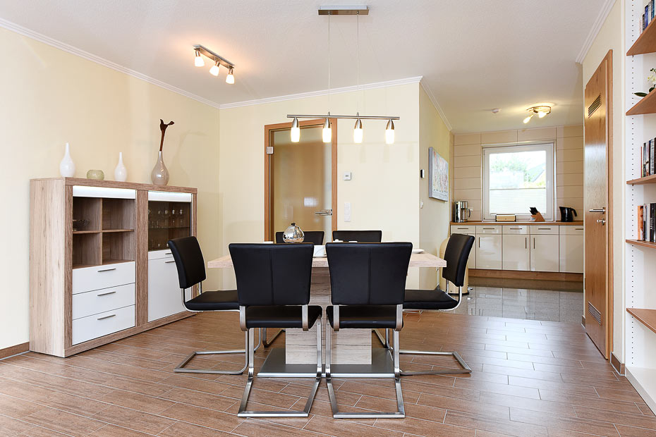 Ferienhaus „Rheintor“ - Wohnzimmer mit integriertem Küchenbereich