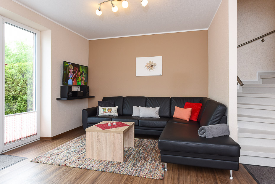 Ferienhaus „Rote Bohne“ - Wohnzimmer mit integriertem Küchenbereich