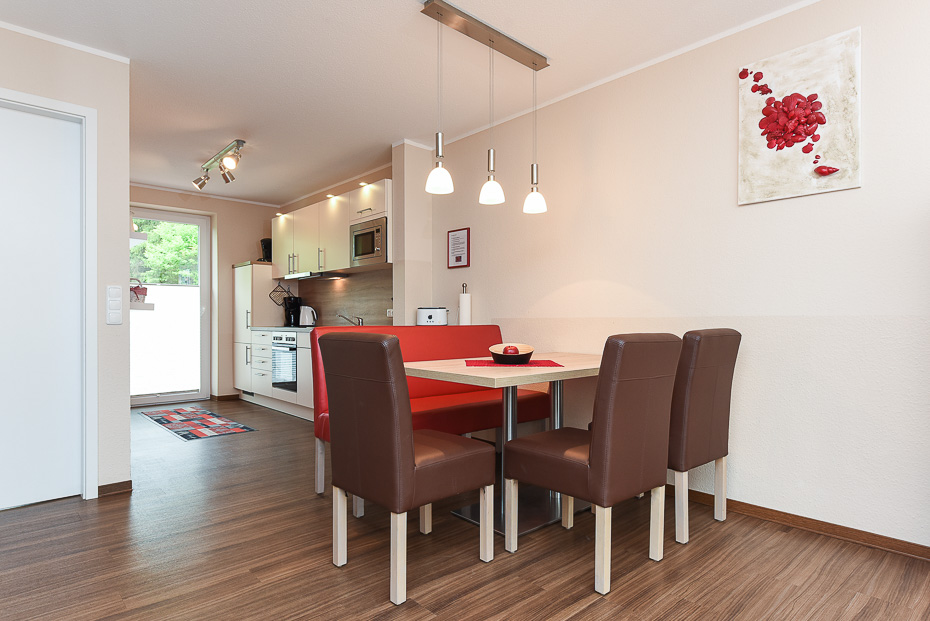 Ferienhaus „Rote Bohne“ - Wohnzimmer mit integriertem Küchenbereich