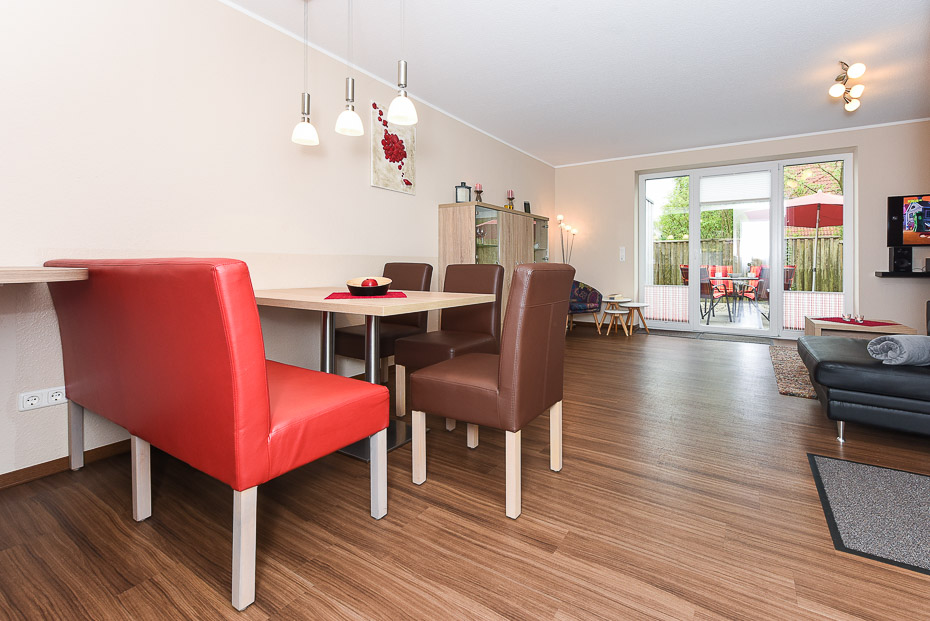 Ferienhaus „Rote Bohne“ - Wohnzimmer mit integriertem Küchenbereich