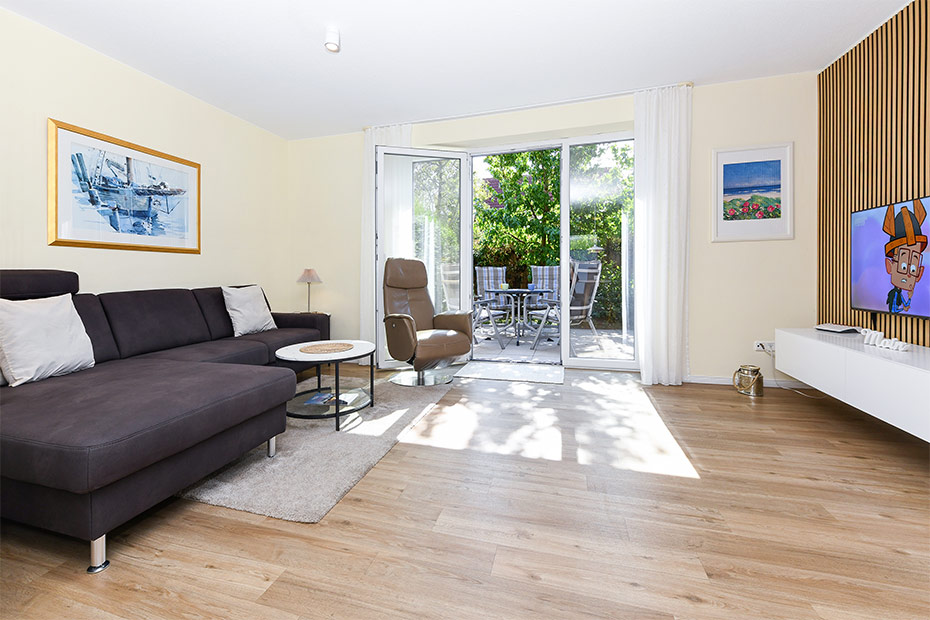 Ferienhaus „Seehuus“ - Wohnzimmer mit integriertem Küchenbereich