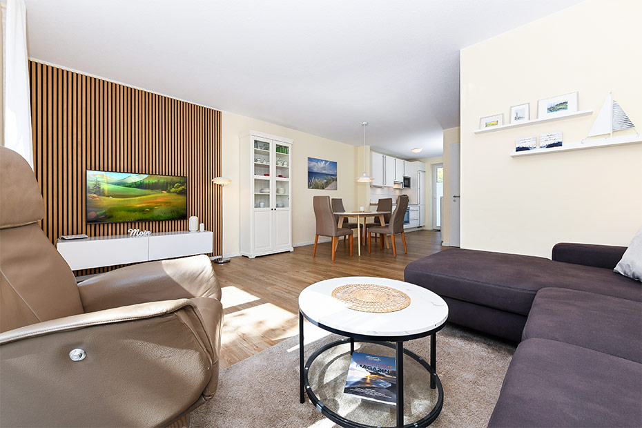 Ferienhaus „Seehuus“ - Wohnzimmer mit integriertem Küchenbereich