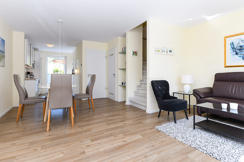 Ferienhaus „Seehuus“ - Wohnzimmer mit integriertem Küchenbereich