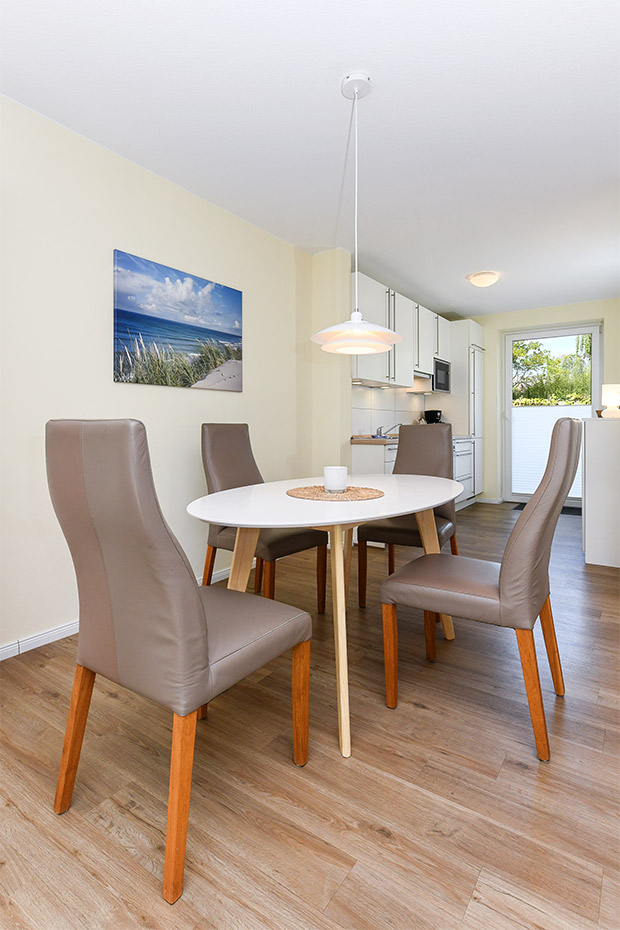 Ferienhaus „Seehuus“ - Wohnzimmer mit integriertem Küchenbereich