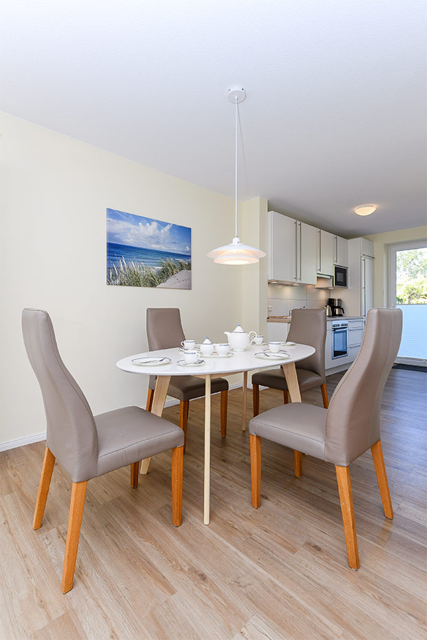 Ferienhaus „Seehuus“ - Wohnzimmer mit integriertem Küchenbereich