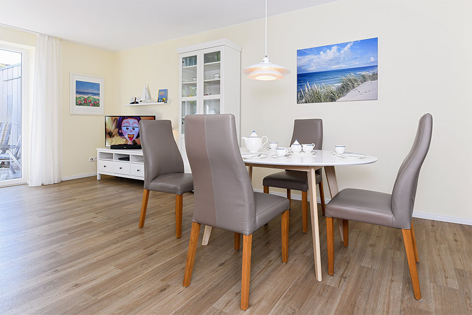 Ferienhaus „Seehuus“ - Wohnzimmer mit integriertem Küchenbereich