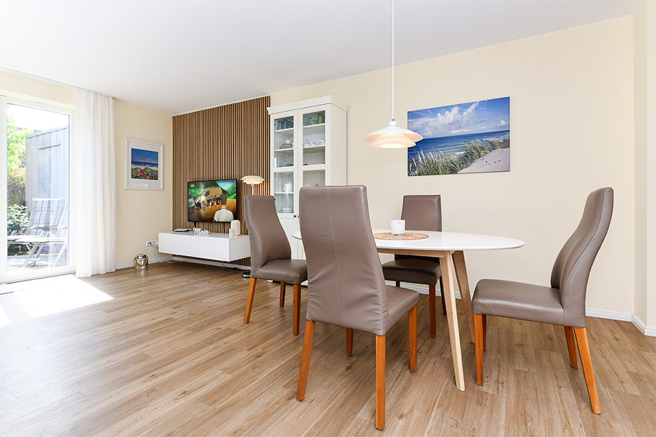 Ferienhaus „Seehuus“ - Wohnzimmer mit integriertem Küchenbereich