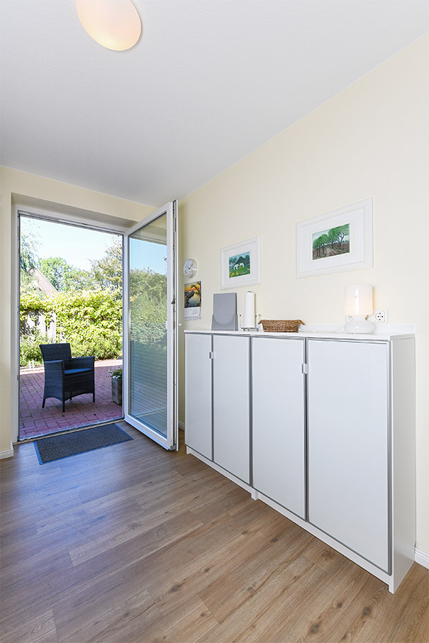 Ferienhaus „Seehuus“ - Wohnzimmer mit integriertem Küchenbereich